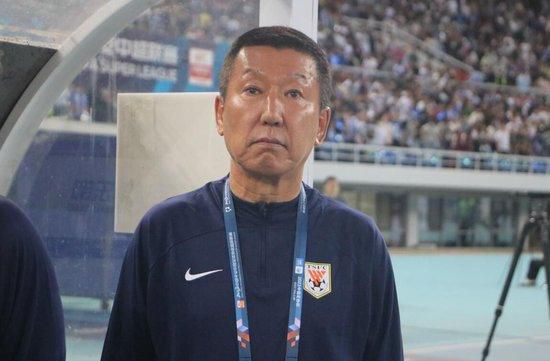他扒开内裤把舌头进去添